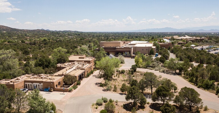 緑豊かな丘の上に広がるアートエリア「ミュージアムヒル」。photo：New Mexico True
