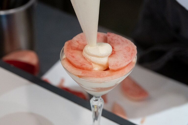 レアチーズムースを中に仕込む。