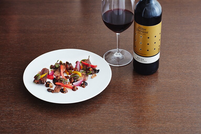 イベリコ豚の2つのランク「ベジョータ」と「セボ」の食べ比べを赤ワインとともに
イベリコ豚(ベジョータ)肩ロース 100g×2、イベリコ豚(セボ)肩ロース100g×2、アルトス・イベリコス。レゼルヴァ(赤) 750ml 8,580円。