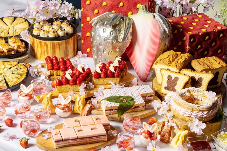 「桜＆ストロベリー アフタヌーンティー ブッフェ」は平日2時間制、土・日曜・祝日 90分制。1名 平日 5,720円、土日祝グラスシャンパン付 6,820円(税込・サ別)。提供時間は15:00～17:00(LO15:30)。