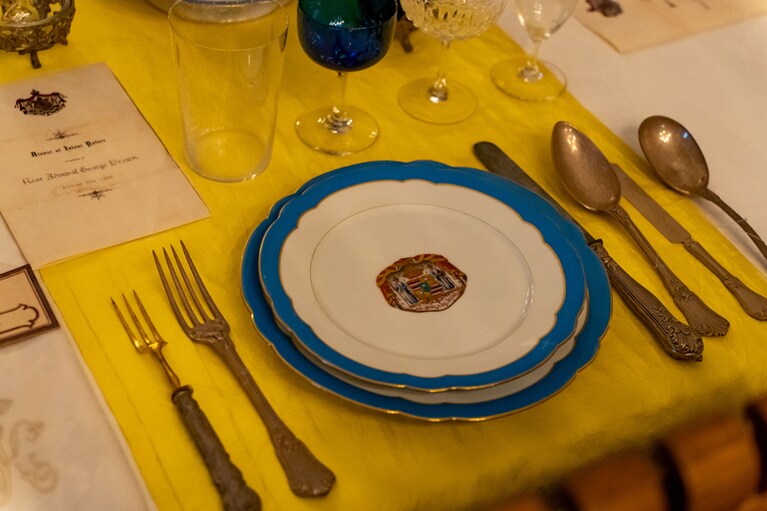 お皿に書かれた「UA MAU KE EA O KA AINA I KA PONO 」(大地の生命は正義をもって守られる)は、ロイヤルモットー。今はハワイ州のモットー。