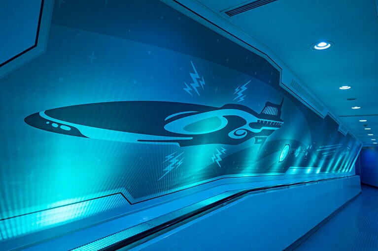 ファイナル・イグニッションのデコレーションがされたスペース・マウンテンの中　©Disney