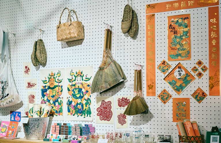台湾固有種の草を使った手づくりの箒・小（300元）や厄除けの門神のポスター（180元）。