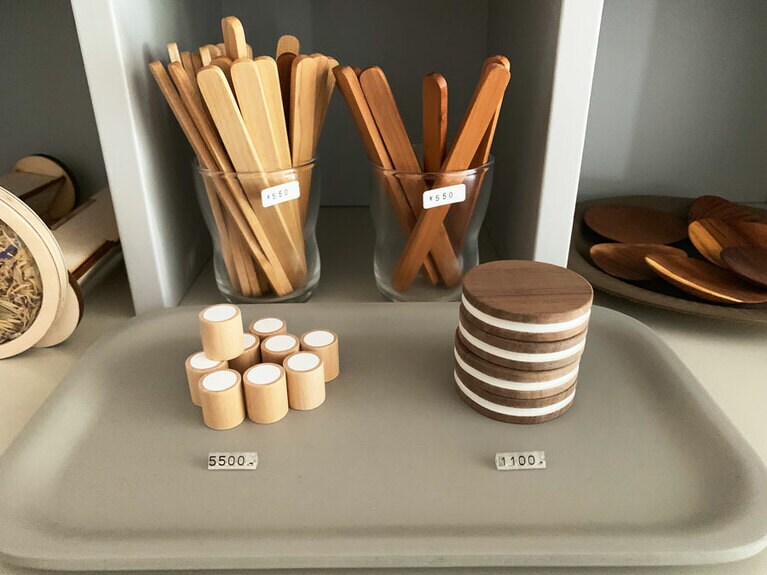 木工作家・西本良太のオブジェ。クリームロールクッキー10個セット 5,000円、クリームサンドクッキー 各1,000円。