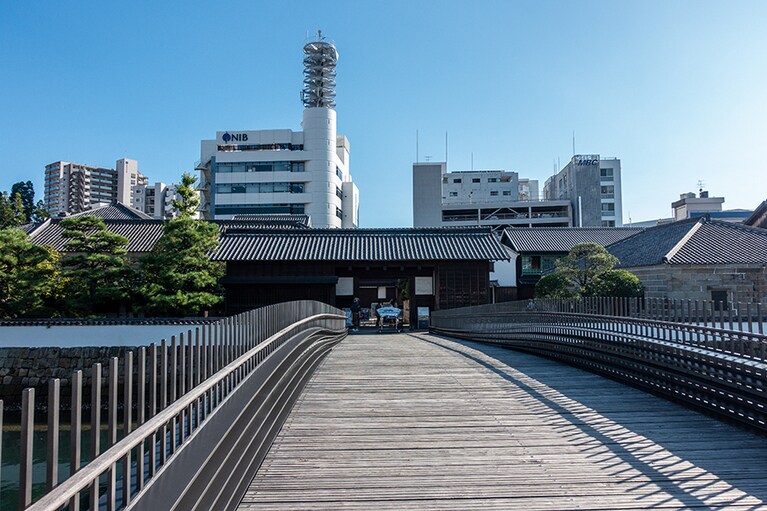 出島表門橋は川の中に橋脚を立てずに作られているため、ダイナミックな印象。