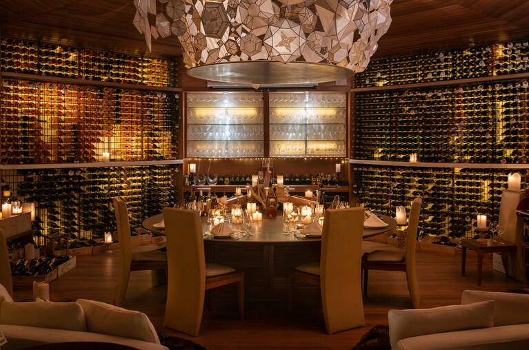 秘密基地のように地下に隠された（!?）ワインセラー。