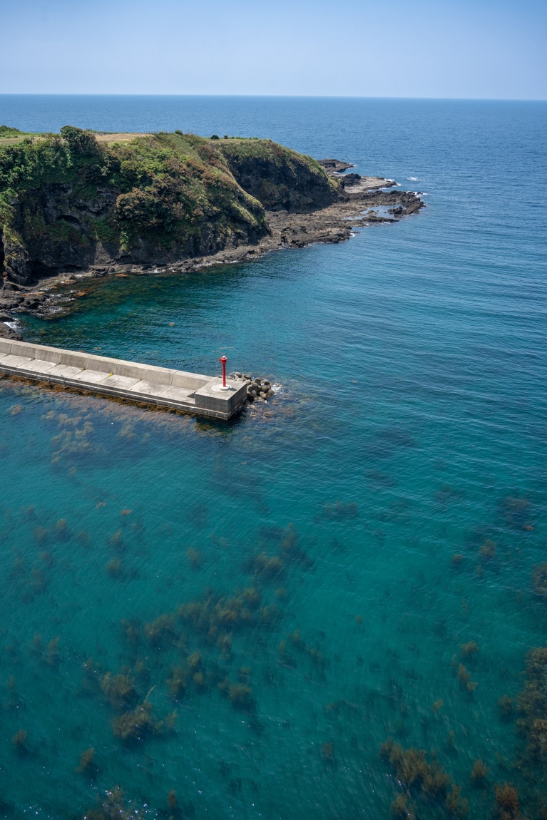 「初夏の佐渡島」　筧 悠里恵 「碧の煌めき」 長者ヶ橋から海を見た風景。太陽に照らされた海がエメラルドグリーンに見えました。