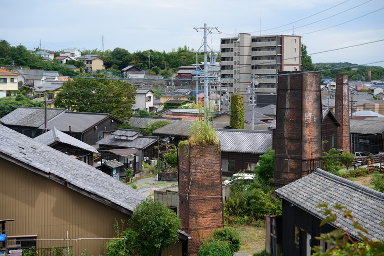 四角い赤レンガ造りの煙突が今も残る。