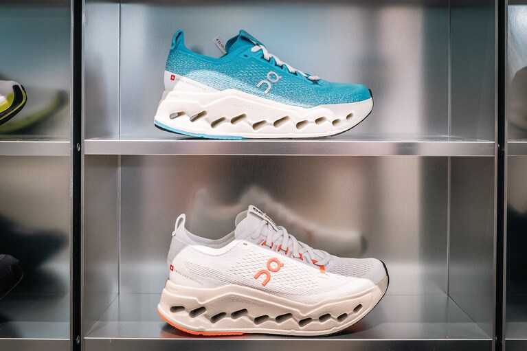 安定的な人気を誇るクラウドサーファーシリーズ。「クラウドサーファー マックス」各23,100円。