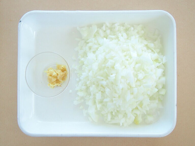 (1) 玉ねぎはみじん切りにし、生姜とにんにくはすりおろします。