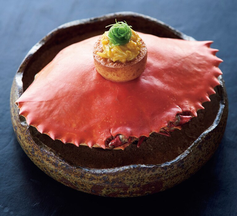 クイーンズランド北部産のマッドクラブをビクトリア産のサフランソースとひよこ豆味噌などで軽く煮込んだもの。