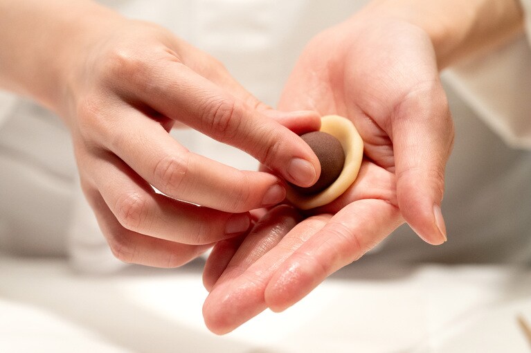 芯となる餡をまとめるところから拝見。御膳餡（こし餡）に煉切（ねりきり）を重ねる。