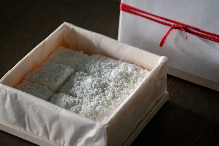 「椰子餅」1箱2,200円。