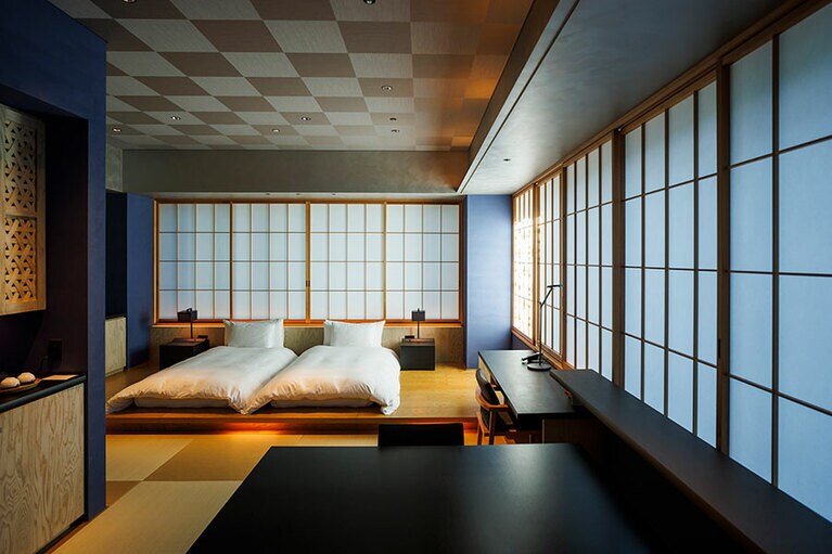 障子越しのふっくらとしたやわらかな日差し、畳の感触に心が安らぐ客室。