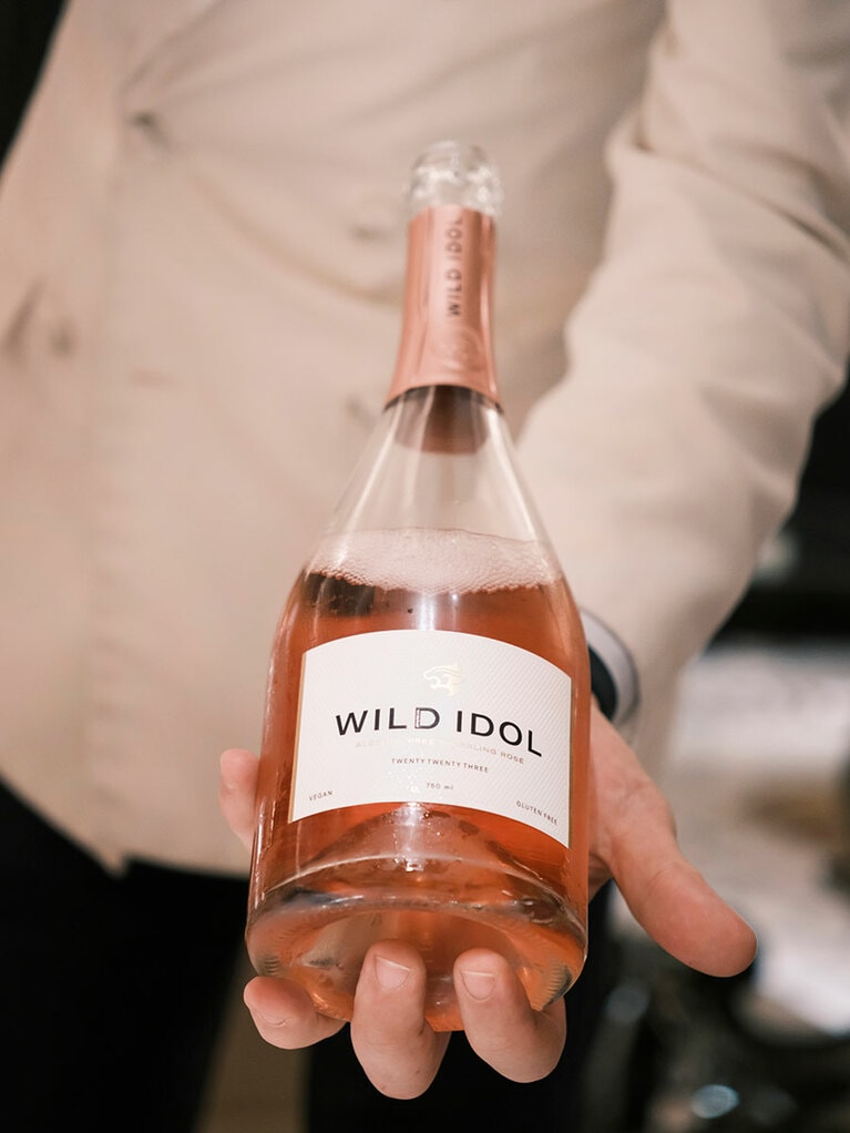 スパークリングワインは、英国“ラスフィニー・エステート”のロゼや“ドン ペリニヨン”などがリストに。アルコールフリーのプレミアムスパークリングロゼ“ワイルド・アイドル”もおすすめだ。