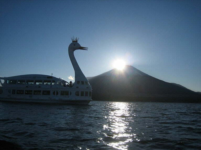 【山梨県】山中湖遊覧船から眺めるダイヤモンド富士。