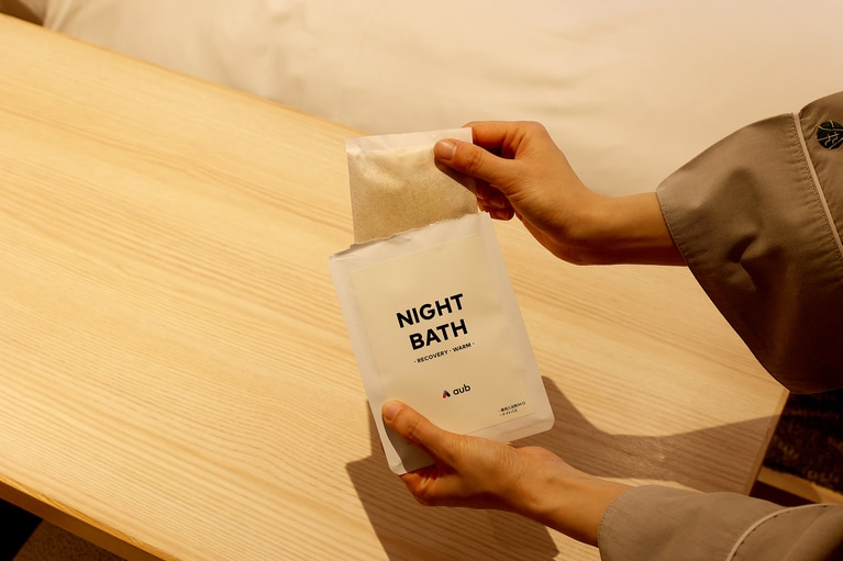 バスタイムには、5種の生薬と2種の温泉成分を配合した医薬部外品の入浴剤「NIGHT BATH」をチョイス。また、オーガニックの緑茶成分を配合したバスアメニティ「トリプルC」もリラックスを誘います。