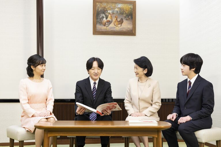 新年をお迎えになった秋篠宮ご一家　宮内庁提供