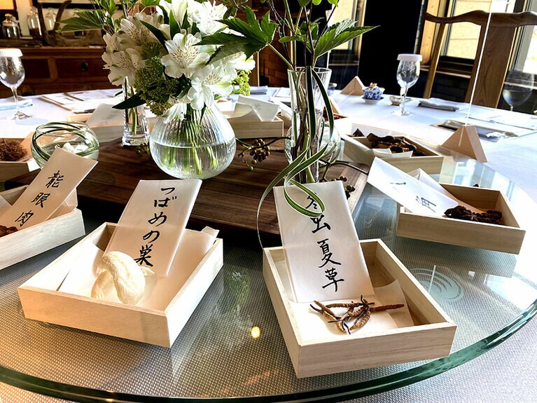 冬季は虫、夏になると草(キノコ)になる冬虫夏草。陰陽を併せもち、心と体のバランスをサポートしてくれる。