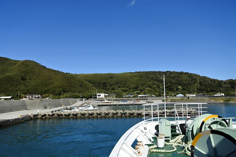 屋久島の宮之浦港からフェリーで約1時間40分。口永良部島の中心地、本村港に入港します。