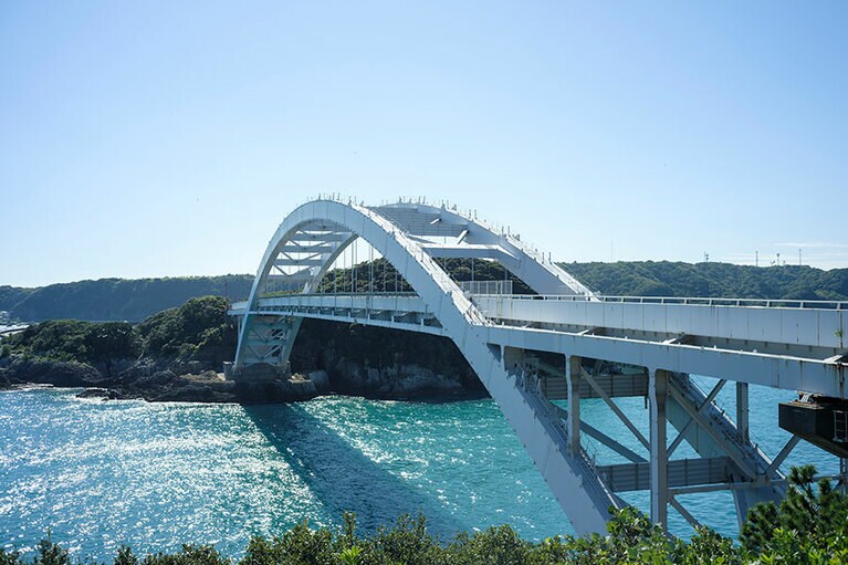 串本本土からくしもと大橋を渡ると樫野埼灯台のある大島へ。緩やかな放物線を描くようなアーチが印象的な橋だ。