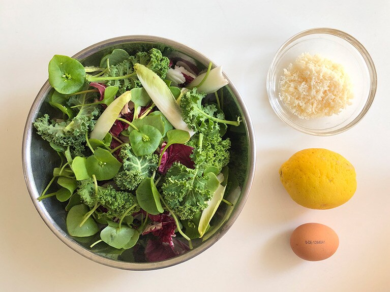 【春の苦い葉っぱのサラダ、卵とパルミジャーノのドレッシング 】材料。