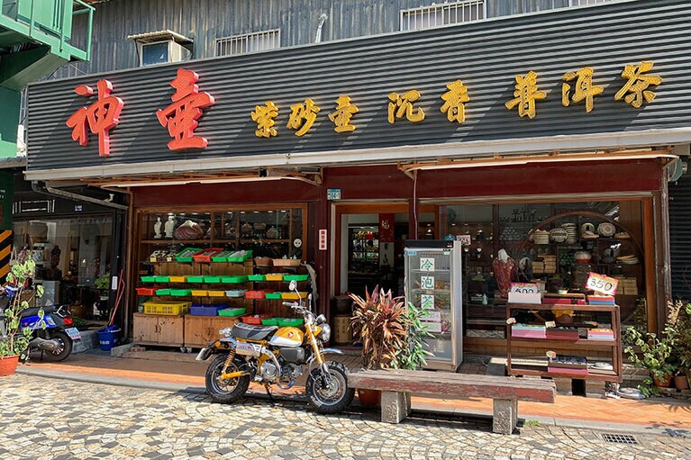 茶器をはじめ、烏龍茶、プーアール茶の茶葉も購入できます。