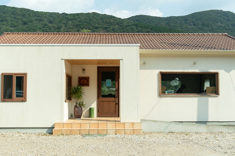 赤い屋根と白壁が田園風景に映える「島食Gino」。