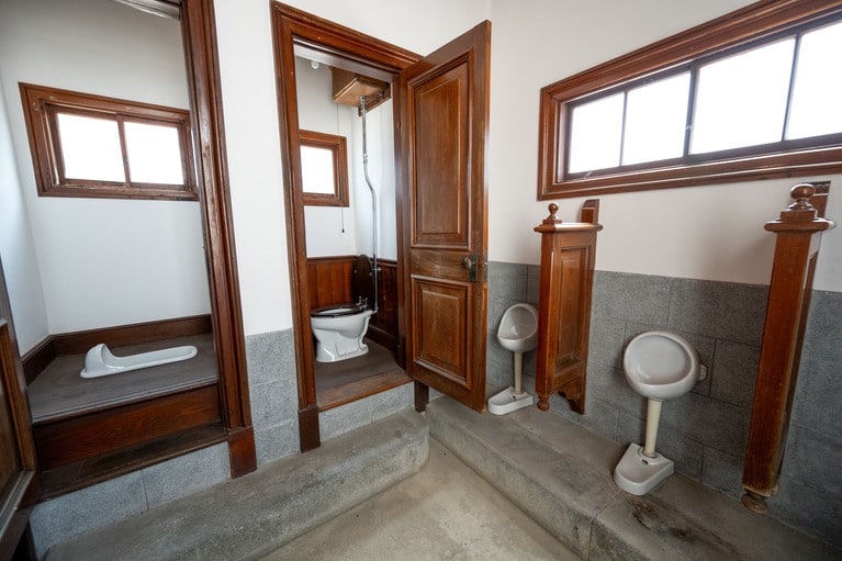 100年前は非常に珍しかった水洗式トイレもある。