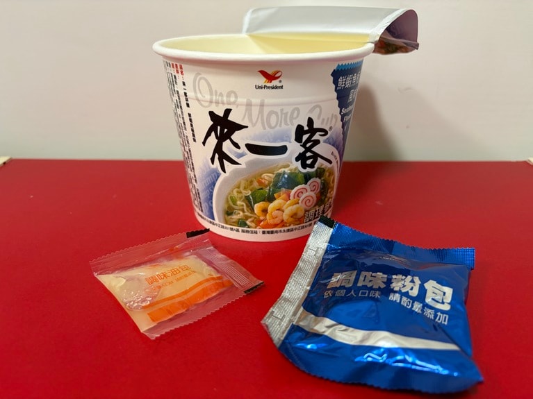 内側のラインまでお湯を注ぎ、3分待つだけというわかりやすさなので、海外旅行者でも安心して作れます。