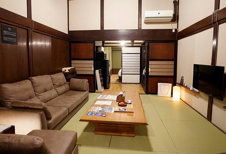 細長い家の、玄関を入ってすぐの居間は、「おい」と呼ばれた客間で、当時のこの地域の伝統的な建築スタイルだったようだ。