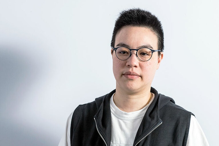 ホアン・シー。台北市に生まれる。ニューヨーク大学在学中にホウ・シャオシェン監督の『憂鬱な楽園』にインターンとして参加。『台北暮色』が監督デビュー作品となる。ホウ・シャオシェン、エドワード・ヤンを継ぐ注目の女性監督。