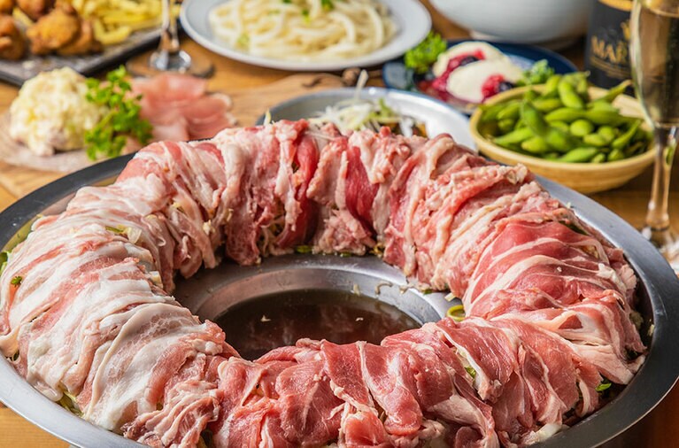 生スパイスと3種の肉山脈！ カルデラ炊き肉鍋。