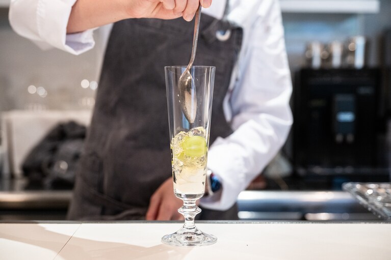 さまざまな食感をリズムよく味わえるように重ねていく。