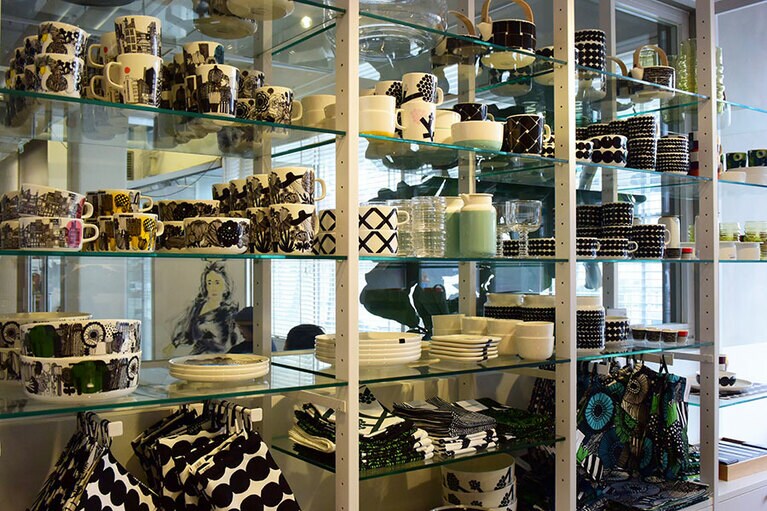 ショップでは新作、アウトレットでは掘り出し物が手に入る。