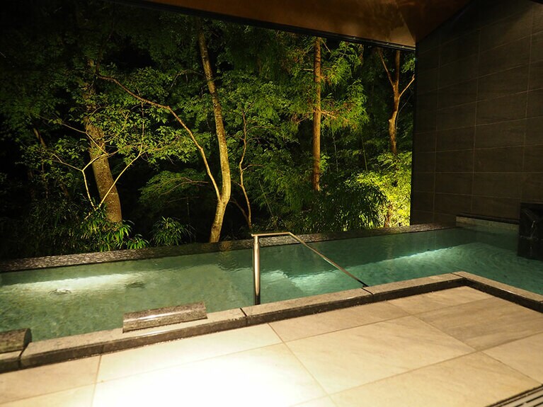 心まで開放してくれそうな「川音の湯」。