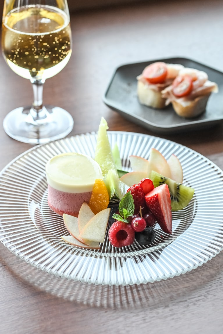 アフタヌーンティーには、季節のフルーツ盛り合わせと本日の生菓子、セイボリー、ウェルカムドリンクも付く。