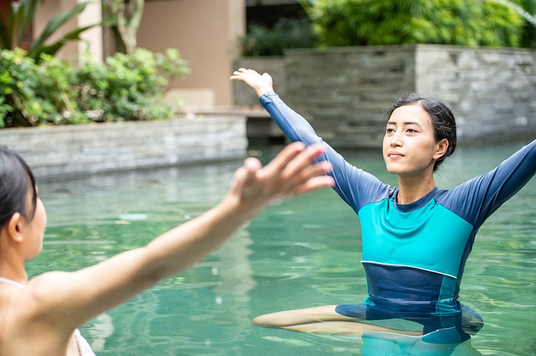 「賢者の養生」はヨガ三昧。午後は水中で心地よく身体を動かす。