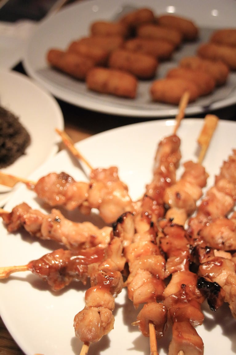 日本の焼き鳥にそっくりなピンチョスも。味は甘めの照り焼き風。
