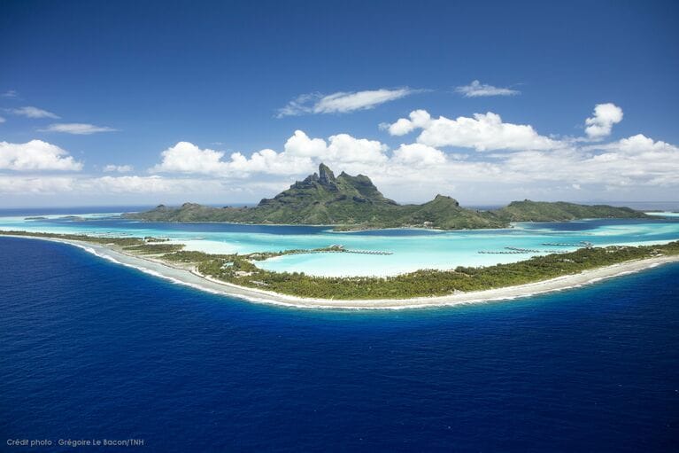 島とラグーンが完璧なハーモニーを描くボラボラ島。©タヒチ観光局_Le Bacon Tahiti Nui Helicopters