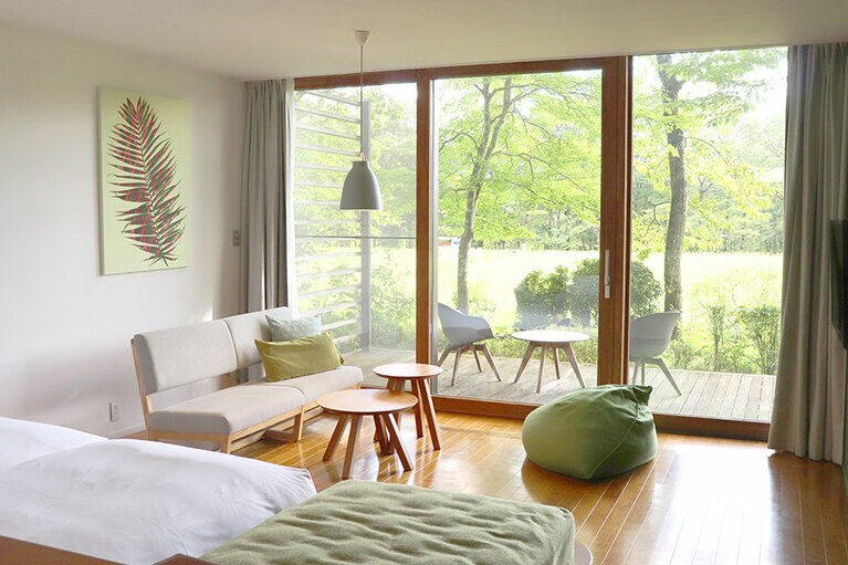 窓を開けると木々の香りを感じ、鳥のさえずりが聞こえてくる。