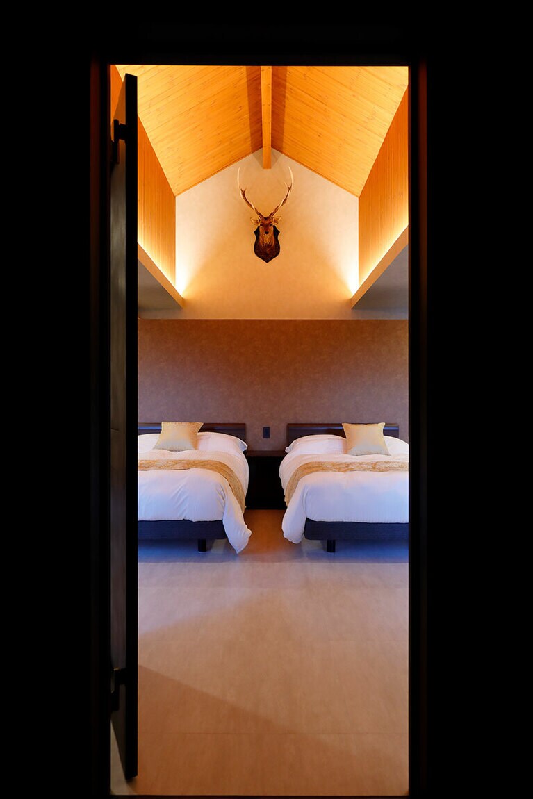 すぐに眠れる幸福。ベッドはシモンズの最高級ラインで寝心地も抜群だ。