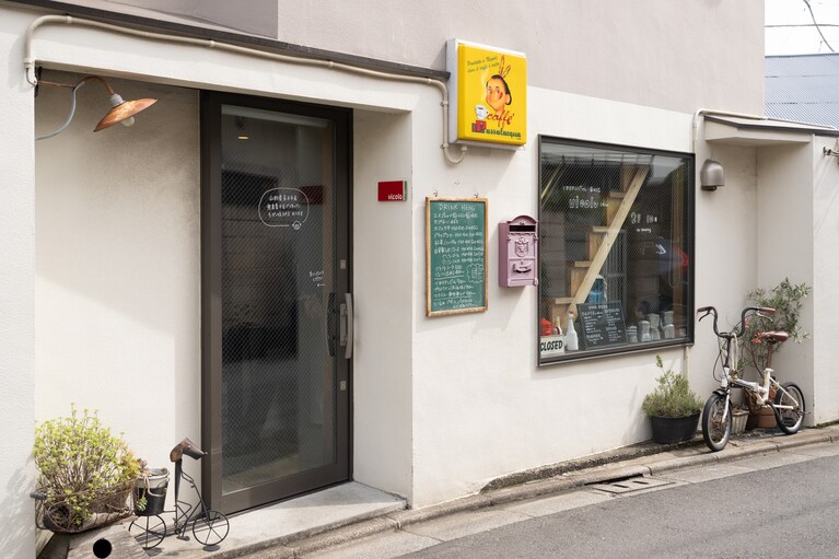 鎌倉駅西口から徒歩3分。小路を入ってすぐです。