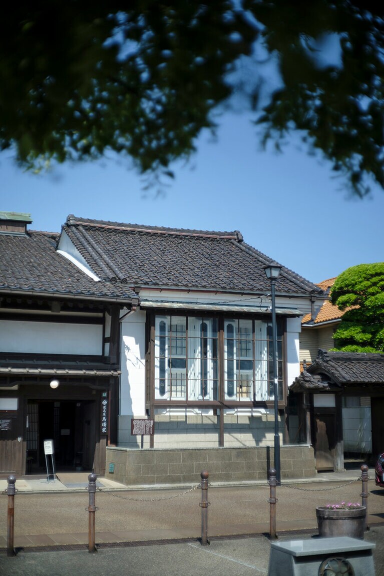 北陸の五大北前船主のひとつ、旧馬場家住宅など、見応えある伝統的家屋が残る東岩瀬エリア。見学も可能。