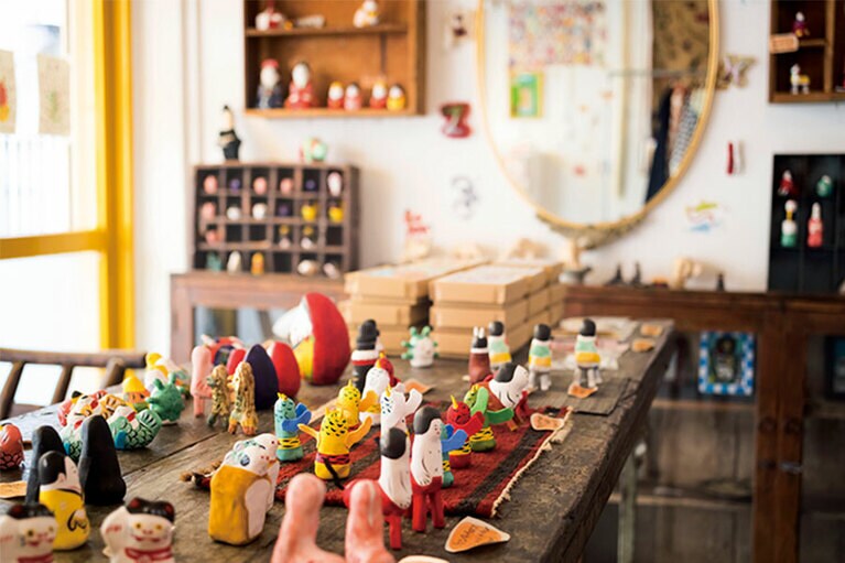 小さな店内に作品がぎっしり。