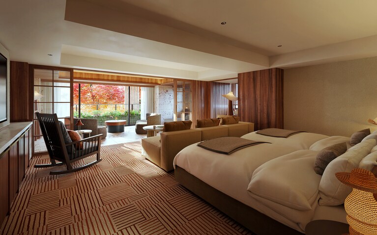 【プレミアコーナースイート】角部屋ならではの広々とした設計が生む、贅沢な開放感。静寂に包まれた特等席で、優雅な時間を愉しむことができます。