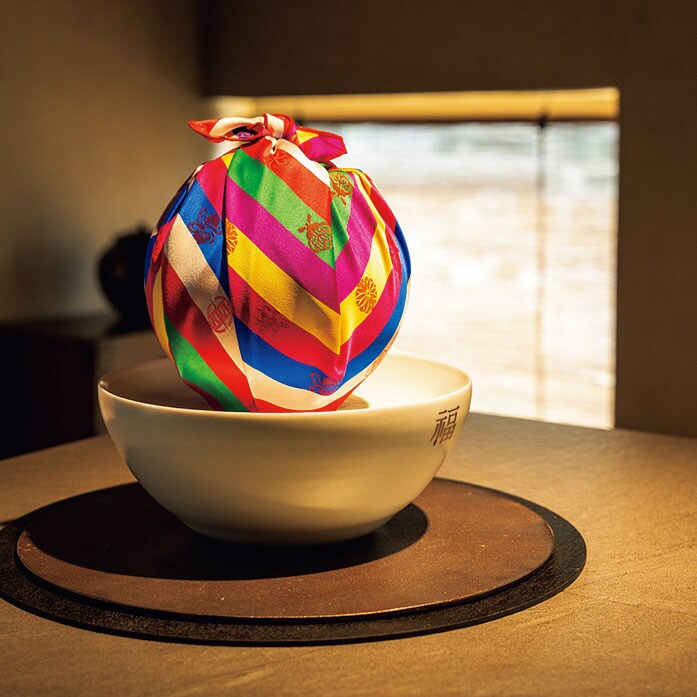 伝統的な虹色セクトン柄で室内に彩りを。