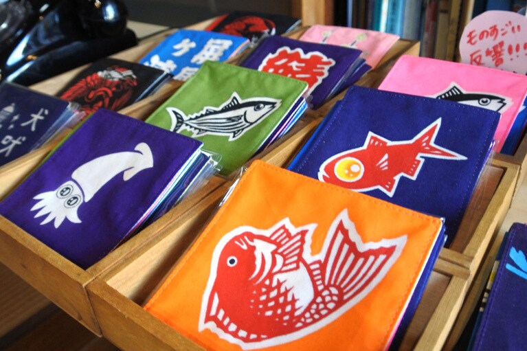 コースターや房州うちわなど、手頃な小物も。
