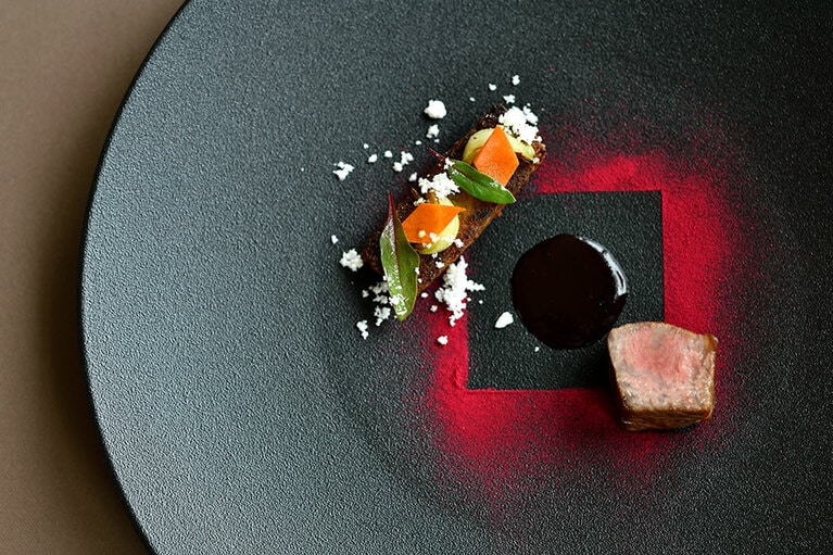 道産牛の“星空の黒牛”。ロッシーニ風を新解釈した一皿。
