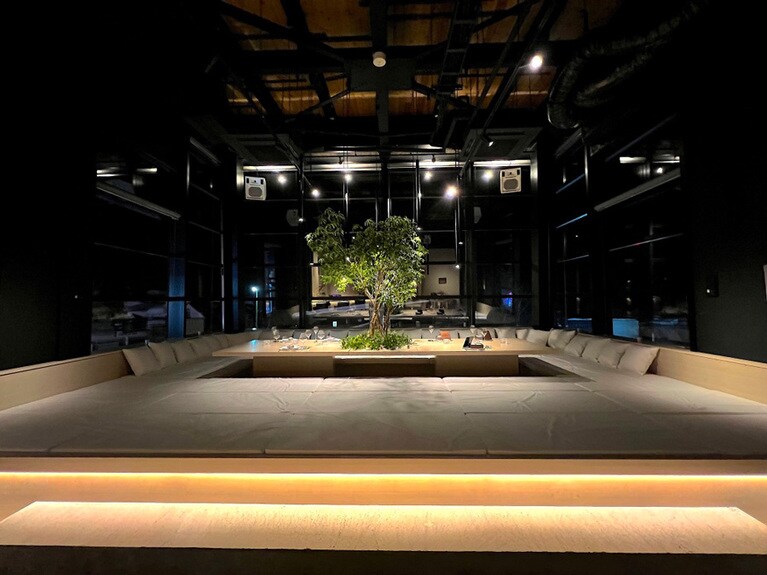 高さ6.5mのガラス窓が壮観な店内。